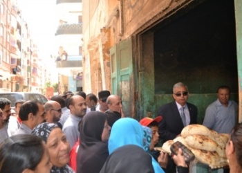 المحافظ يستمع شكاوي الأهالي اثناء تفقد متابعة جودة الخبز فى السويس
