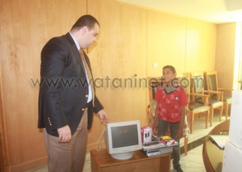 محافظ الفيوم يمنح التلميذ فارس دراجة وجهاز كمبيوتر
