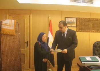 تسليم وحدة سكنية لأسرة زاهية ضحية الإرهاب بإطسا