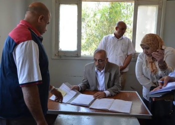بالصور .. محافظ كفرالشيخ يحيل 7 موظفين بوحدة محلية للتحقيق