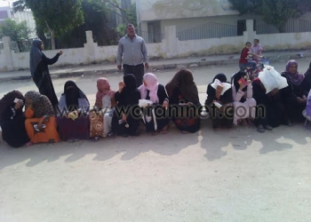تجمهر العشرات أمام ديوان محافظة الفيوم لعدم حصولهم على الخبز المدعم