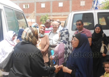 وكيل صحة المنوفية تقود قافلة طبية بقرية صنصفط 