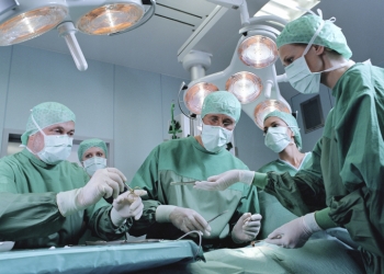 أول جراحة لإستبدال صمام بالمنظار الصدري بجامعة طنطا 