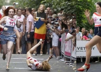 بالفيديو..مسابقة للجرى بكعوب عالية