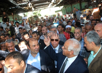 محافظ القاهرة خلال زيارته لسوق العبور مع وزير التموين