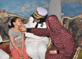 وزير الداخلية يكلف وفد  بزيارة الطفلة المصابة