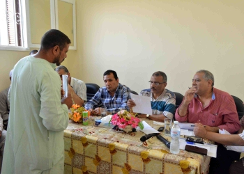 محافظ الأقصر يعقد اليوم المفتوح بقرية السلام 