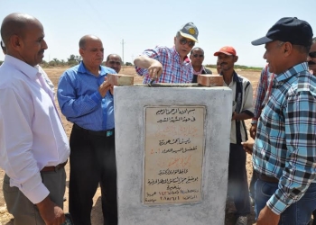 محافظ الوادى الجديد يضع حجر أساس المنطقة الحرفية بإحدى قرى بلاط 