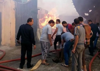 أمتداد نيران حريق مصنع الاخشاب بدمياط لمصنعين مجاورين
