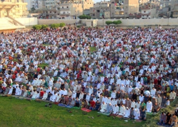 أهالي شمال سيناء يؤدون صلاة عيد الفطر