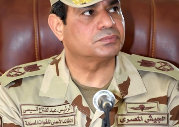 السيسي مرتديا الزي العسكرييتفقد عناصر القوات المسلحة
