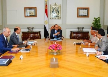 الرئيس يجتمع بالفريق مهاب مميش رئيس هيئة قناة السويس