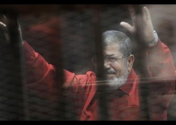مرسي يلمح للمحكمة محاولة تسميمه داخل السجن 