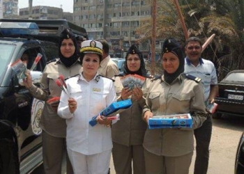 أمن الشرقية يوزيع الشيكولاتة 