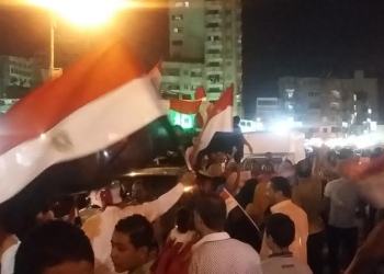 بالصور السوايسة يرفعون اعلام مصر فى ميدان الشهداء احتفالا بافتتاح القناة الجديده