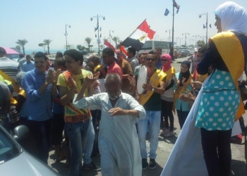 حرارة الجو لم تمنع “السوايسه” من الاحتفال بفرحة القناة الجديدة