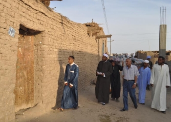 رئيس مدينة إسنا يوزع بطاطين على أهالي عزبة بدر