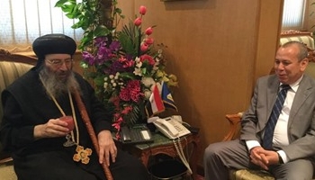 أنبا بيشوى يهنئ محافظ دمياط بالعيد