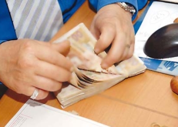 موظف بالبريد يختلس بطاقات الصرف الألي 