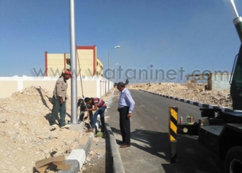 بالصور تركيب 40 عامود إنارة بقرية عرب العمارين 