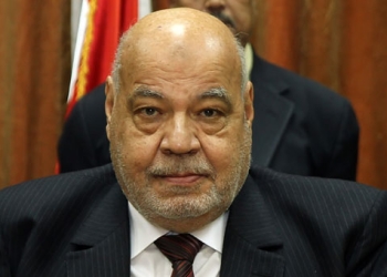 التحقيق فى بلاغ يتهم ” مكي” بتقاضي مكافآت دون وجه حق