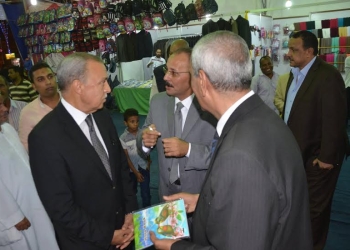 محافظ قنا يفتتح معرض مستلزمات المدارس
