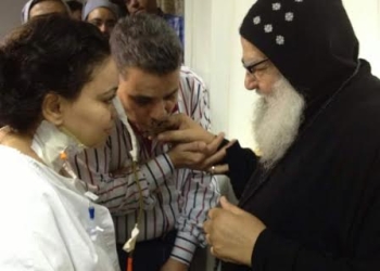الأنبا موسى يزور المرضى بالغرف المجاورة له بالمستشفى