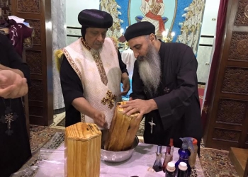 الأنبا بقطر يقوم بتطيب  رفات مارجرجس ومارمينا 