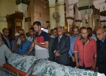  المحافظ والقيادات يؤدون صلاة الجنازة علي فنان السويس عاطف سالم