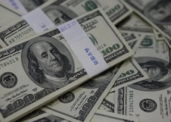 الدولار يتراجع بفعل عوائد السندات ومبيعات المنازل الأمريكية