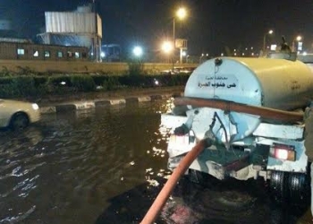 محافظ الجيزة يطمئن على أعمال شفط المياه خلال جولة له بعدد اً من شوارع المحافظة