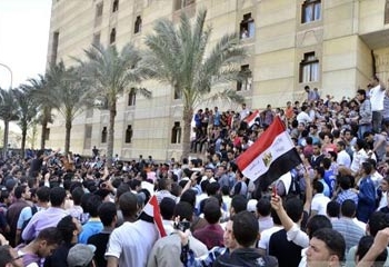 أولياء أمور وطلاب مدرسة بطنطا ينظمون مسيرة للتنديد بأعمال البلطجة