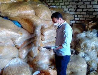 بالصور: ضبط 4 طن شبيسي مجهولة المصدر 