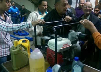 حي المنتزه بالإسكندرية يقوم بتدبير 5 طلمبات لشفط المياه بعد تخاذل هيئة الصرف الصحي 