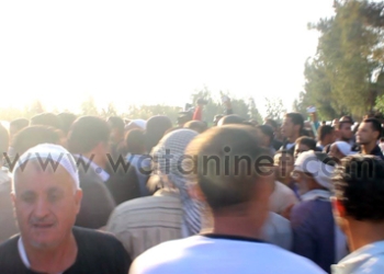 أهالى “زرقون” بالبحيرة يقطعون طريق دمنهور احتجاجا غرق منازلهم 