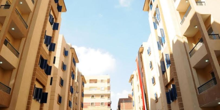 وزير الإسكان ومحافظ القاهرة يبدأن تسليم 2472 وحدة سكنية بمدينة السلام