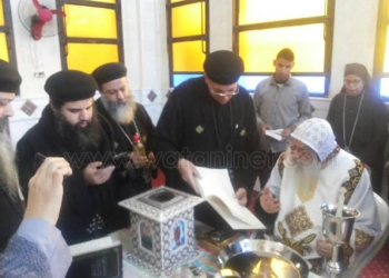 الأنبا باخوميوس يكرس معموديات وأواني للخدمة