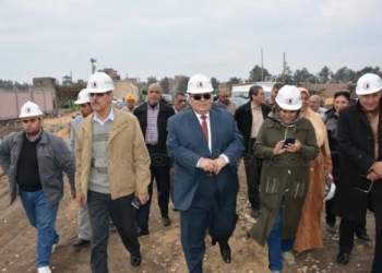محافظ الدقهلية يتفقد مشروع الصرف الصحى بميت غمر 