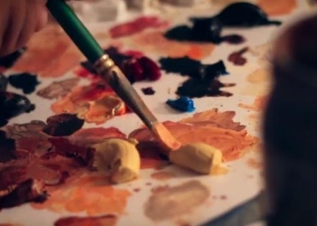 رسام بدون أصابع يرسم بطريقة رائعة