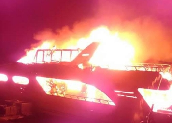 عاجل .. محاولات للسيطرة علي حريق «يخت» في «نيل رشيد» بالبحيرة