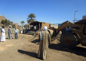 رئيس الوحدة المحلية بإسنا يتابع إزالة جميع الإشغالات والتعديات