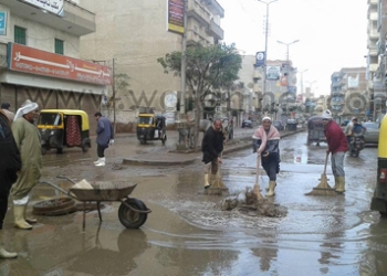 عمال «شبراخيت» يواصلون رفع مياه الامطار بالبحيرة