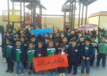  معلمي وأطفال “دار المعرفة” بكفر الدوار يعترضون على غلق المدرسة