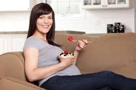 عزيزتى الحامل .. إكثرى من تناول الفراولة 
