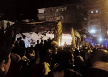 مصادر أمنية بالشرقية : 20 فرد من سكان العقار المنهار مازلوا تحت الأنقاض