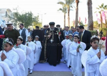 نقادة تستقبل البابا بحشود كبيرة 