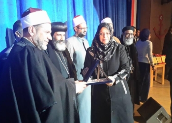 وكيل وزارة التربية والتعليم ببورسعيد يحصل على درع التعايش السلمى 