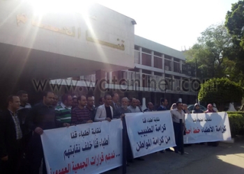  وقفة صامتة بمستشفى قنا العام حفاظاً على كرامة الاطباء  