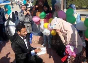 مفاجاة شاب لحبيبته فى معرض الكتاب 