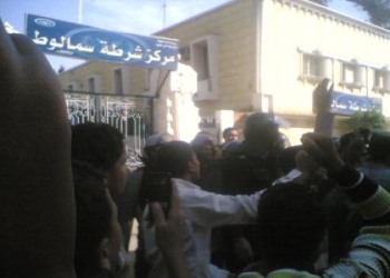 تجمهر اهالى فتاة مسيحية قاصر امام قسم شرطة سمالوط بعد اختفائها 